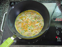 6、虾仁火腿鸡蛋饼,轻轻搅拌均匀