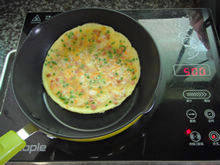 7、虾仁火腿鸡蛋饼,不粘锅小火稍微加热，刷上一层薄薄的橄榄油。（也可以用炒菜的食用油）