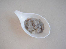 9、虾仁火腿鸡蛋饼,小火煎约一分钟的时候，饼的底部分已经定型，这时候轻轻晃动锅，饼就会随着移动