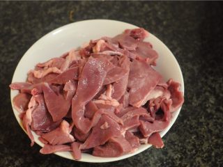 2、无肉不欢+干烧猪心,切成片