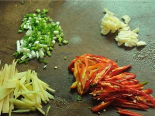 3、无肉不欢+干烧猪心,葱、蒜切丁，姜切丝，辣椒切片