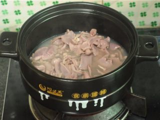 4、无肉不欢+干烧猪心,砂锅倒入半锅水，将猪心片倒进去