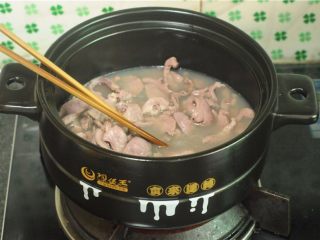 5、无肉不欢+干烧猪心,下锅后用筷子快速搅拌，让肉片分开，受热更均匀