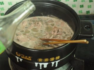 6、无肉不欢+干烧猪心,水开后倒入少许料酒