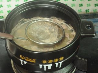 7、无肉不欢+干烧猪心,将上面的浮沫捞干净