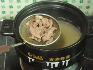 8、无肉不欢+干烧猪心,然后将猪心捞出来，控干水备用