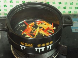 9、无肉不欢+干烧猪心,汆烫猪心的水倒掉后，洗干净锅，倒入少许油，爆香姜丝辣椒