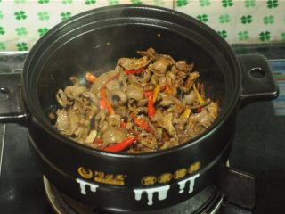 11、无肉不欢+干烧猪心,将猪心片倒入锅里，翻炒至均匀上色