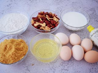 1、红糖枣糕,准备好材料