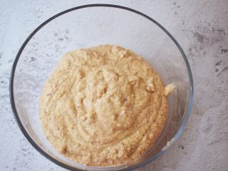 3、红糖枣糕,放入破壁机中，加入玉米油和牛奶打成细腻的泥备用