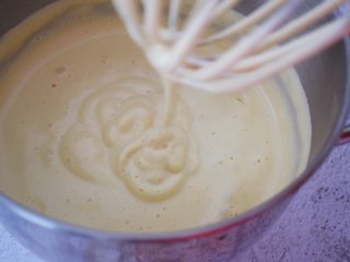 5、红糖枣糕,再一次性加入红糖，启动厨师机快速打发，打至蓬松发白，提起打蛋器滴落时纹路不易消失即可