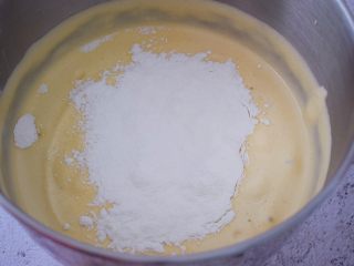 6、红糖枣糕,分两次筛入低筋面粉，每次筛入都要拌匀才能筛入下一次