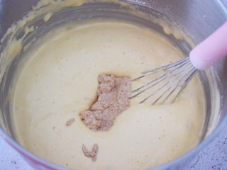 7、红糖枣糕,再加入枣泥，翻拌均匀