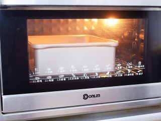 11、红糖枣糕,放入预热好的东菱烤箱，上下120度，下火150度，下层烤50-60分钟，烤好取出晾凉，无需倒扣