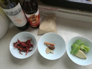 1、红油麻辣牛腱肉,准备辅料，草果，葱姜，干辣椒，芝麻，生抽，红辣油，红酒等