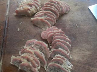 5、红油麻辣牛腱肉,切完大薄片后准备调味装盘