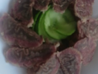 9、红油麻辣牛腱肉,依次放入切好的牛肉片