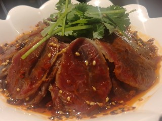 11、红油麻辣牛腱肉,浇入红油，放入香菜