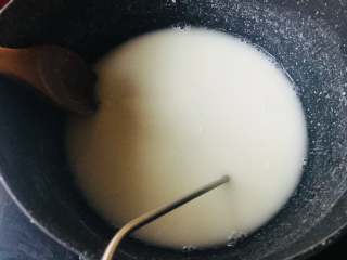 1、红丝绒金枪鱼沙拉汉堡,先来制作汤种部分。水与高粉混合无颗粒。加热到65度离火。
