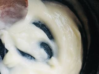 2、红丝绒金枪鱼沙拉汉堡,如果没有温度计，可以观察汤种的变化。在它刚刚变浓稠时离火。