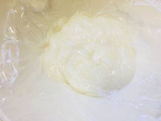 3、红丝绒金枪鱼沙拉汉堡,等它稍微冷却后，覆盖保鲜膜。保鲜膜要直接盖到汤种中哦。放入冰箱冷藏一个小时。