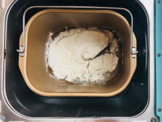 4、红丝绒金枪鱼沙拉汉堡,取出汤种，将主面团除黄油意外的所有材料放入面包机，酵母说一下，我用的新鲜酵母，如果你用干酵母，放4克就好。