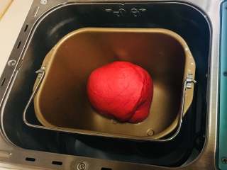 5、红丝绒金枪鱼沙拉汉堡,面团成团后加入黄油。揉至出手摸。进行基础发酵。