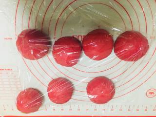 7、红丝绒金枪鱼沙拉汉堡,排气，将面团分割成80克左右的小面团。