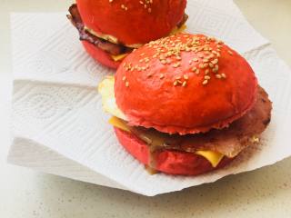 11、红丝绒金枪鱼沙拉汉堡,组合完成。