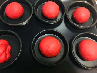 8、红丝绒金枪鱼沙拉汉堡,滚圆后放置到汉堡模具中。进行二次发酵。