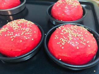 9、红丝绒金枪鱼沙拉汉堡,发酵好后，表面涂抹鸡蛋液。撒上芝麻。烤箱180度15到20分钟。具体温度根据自己烤箱脾气调节。