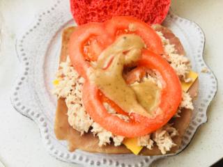 10、红丝绒金枪鱼沙拉汉堡,金枪鱼罐头加入沙拉酱，少许盐与黑胡椒。口味可以根据自己口味调节。烟熏火腿，金枪鱼沙拉，奶酪片，蔬菜，淋上点焙烤芝麻汁。