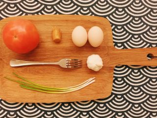 1、灵魂番茄炒蛋,准备材料；