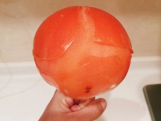 3、灵魂番茄炒蛋,看到番茄皮爆裂，就可以简单迅速地把番茄皮剥下了！&nbsp;