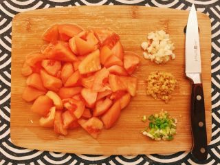 4、灵魂番茄炒蛋,剥好皮的番茄切块，葱、姜、蒜切末，备用；