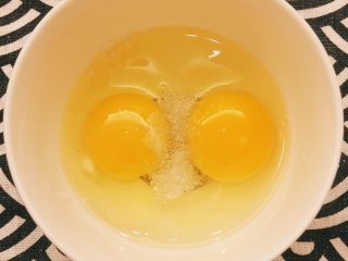 5、灵魂番茄炒蛋,鸡蛋内放小半汤匙的盐，打散！