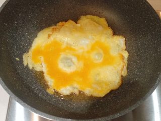 6、灵魂番茄炒蛋,锅烧热，倒油，把油温烧的稍微高一些（冒白烟）后下鸡蛋；