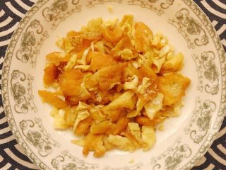 7、灵魂番茄炒蛋,不要忙着去把鸡蛋打散，当鸡蛋煎的金黄一点时再去把鸡蛋打散成一块一块的，盛出备用！