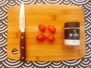 11、灵魂番茄炒蛋,下面我们用小番茄做一颗爱心；