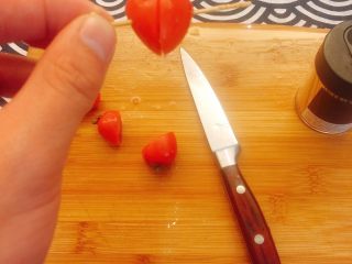 12、灵魂番茄炒蛋,两只小番茄斜刀切开，然后用牙签拼装上，一颗简易的小爱心就形成了；