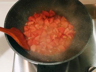 9、灵魂番茄炒蛋,再加入番茄翻炒几下！