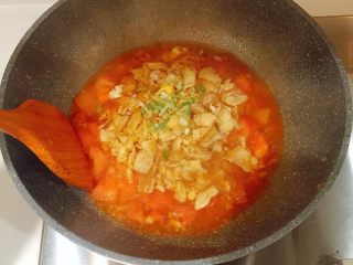 10、灵魂番茄炒蛋,最后加入鸡蛋和葱花一起炒，这个时候锅里汤汁还是有的，让番茄和鸡蛋继续煮1分钟左右，这样番茄汁可以煮到鸡蛋内哦！