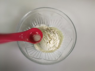 2、一人食手擀宽面,加入盐