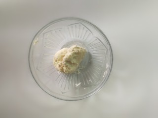 4、一人食手擀宽面,用手简单地把面粉揉成一团