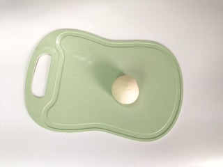 5、一人食手擀宽面,移到案板上，揉成一个纯滑的面团