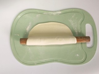 7、一人食手擀宽面,醒好的面团，撒少许面粉，用擀面杖擀开，像这样圈起来擀得薄薄的～
