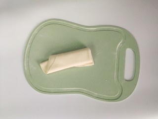 8、一人食手擀宽面,擀好的面皮，撒少许粉防粘，折叠起来