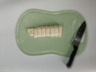 9、一人食手擀宽面,切大块，想吃小面条就切小条的