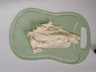 11、一人食手擀宽面,依次处理好的宽面条，准备好入锅