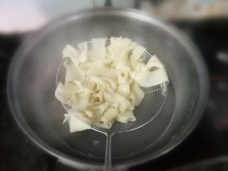 12、一人食手擀宽面,开水入锅，煮至面条浮起断生后捞出沥水